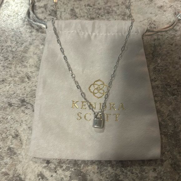 KENDRA SCOTT | JESS SMALL LOCK CHAIN NECKLACE IN SILVER - Picture 1 of 4